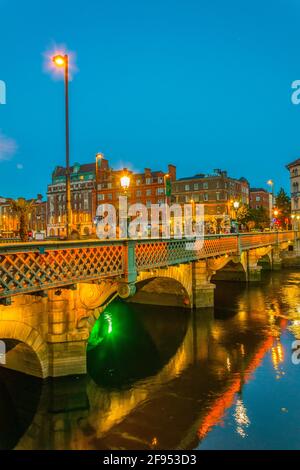 Blick auf den Sonnenuntergang über der grattan Bridge über dem Liffey in Dublin, Irland Stockfoto