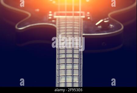 Schwarze E-Gitarre verklumpt. Stockfoto