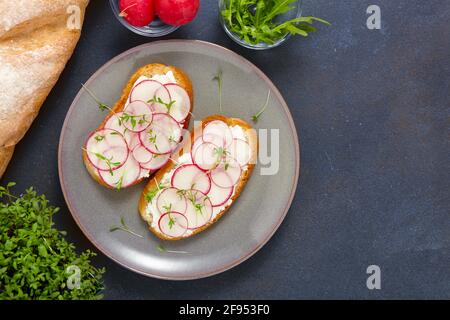Gesunde leckere Sandwiches mit weichem Frischkäse und Rettich. Vegetarische Gerichte. Draufsicht. Stockfoto