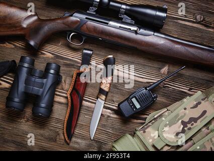 Jagdgewehr und Munition auf dunklem Holzhintergrund.Draufsicht. Stockfoto