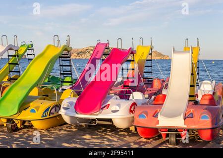 Sommerurlaub Konzept Hintergrund.Tretboote oder Tretboote auf Strand Sand .Mittelmeer, Spanien. Stockfoto