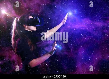 Schöne junge Frau in Virtual-Reality-Brille auf einem futuristischen Hintergrund. Virtueller Weltraum. VR. Stockfoto