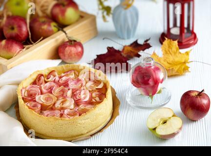 Apfelkuchen. Hausgemachtes Backen. Anordnung von hausgemachten Apfelkuchen und Äpfeln., Apfelkuchen. Hausgemachtes Backen. Anordnung von hausgemachten Apfelkuchen und Apfel Stockfoto