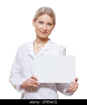 Junge Ärztin hält Whiteboard. Isoliert auf weiß., junge Ärztin hält Whiteboard. Isoliert auf Weiß. Stockfoto