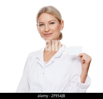 Junge Ärztin mit Visitenkarte. Isoliert auf weiß., junge Ärztin mit Visitenkarte. Isoliert auf Weiß. Stockfoto