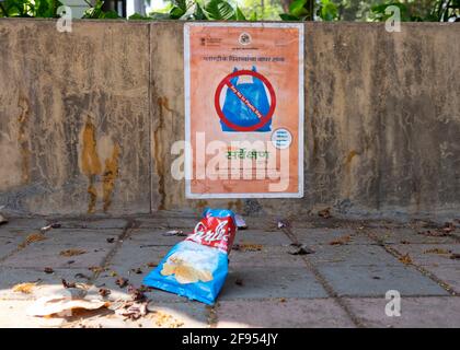 Leeren Sie eine knackige Tasche vor einem Poster an einer Wand, das eine Kampagne der Regierung gegen Plastiktüten in Mumbai-Dadar, Maharashtra, Indien, Asien fördert Stockfoto