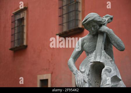 Steinstatue des Cello-Künstlers im historischen Zentrum von Santiago de Querétaro in Mexiko. Stockfoto