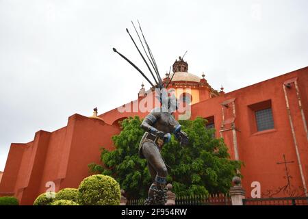 Bronzestatue eines indianischen religiösen Ritualtänzers, ein Wahrzeichen im historischen Zentrum von Santiago de Querétaro, Mexiko. Stockfoto