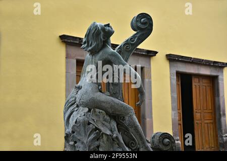 Steinstatue eines Harfenkünstlers im historischen Zentrum von Santiago de Querétaro in Mexiko. Stockfoto