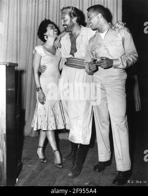 DOROTHY DANDRIDGE und HARRY BELAFONTE mit Set Visitor CESAR ROMERO Am Set offen während der Dreharbeiten zur REGISSEURIN CARMEN JONES 1954 OTTO PREMINGER Zeitgenössische Fassung der Bizet-Oper Otto Preminger Filme / Twentieth Century Fox Stockfoto