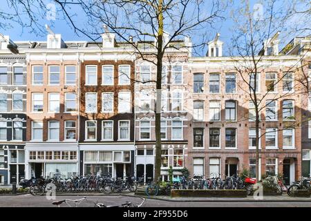 Fassade eines alten Backsteinwohnhauses an der Stadtstraße Stockfoto