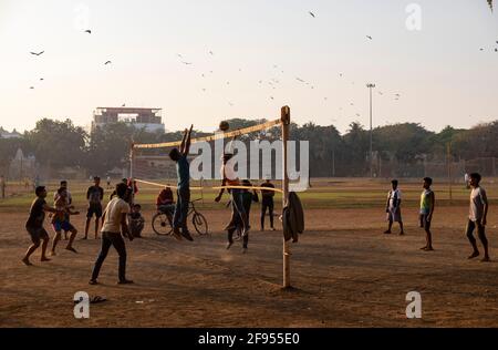 Jugendliche spielen Volleyball in der Abenddämmerung im Shivaji Park in Mumbai, Maharashtra, Indien. Stockfoto