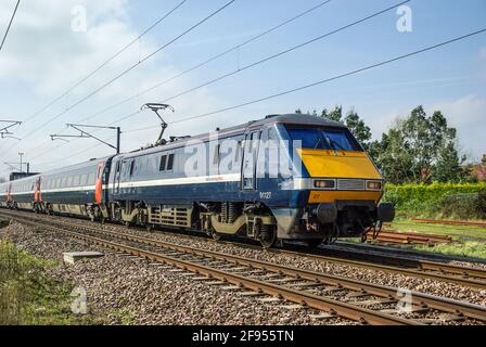 National Express, East Coast Main Line Hochgeschwindigkeitszug vorbei an Holme, Peterborough, Cambridge, Großbritannien. Elektrotriebwagen Klasse 91. Elektrifizierte Leitung Stockfoto
