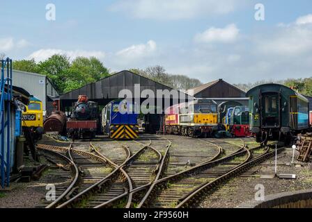 Lokomotive wirft am Bahnhof Wansford auf der Nene Valley Railway, Peterborough, Großbritannien. Dampf- und Diesellokomotiven in der Erhaltung in der Lagereisenbahn Stockfoto