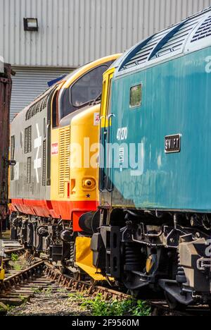 Die Dieselloks der British Railways wurden bei der Nene Valley Railway, Großbritannien, erhalten. Die Klasse 47 47270 heißt Swift und die Railfreight-Klasse 37 37518 Stockfoto