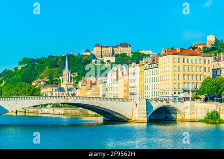 Kirche des Heiligen Georg hinter pont Bonaparte in Lyon, Frankreich Stockfoto