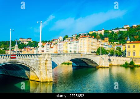 Kirche des Heiligen Georg hinter pont Bonaparte in Lyon, Frankreich Stockfoto