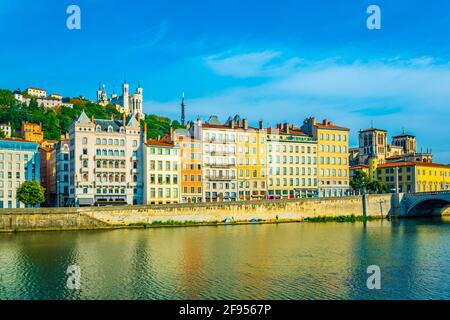Basilika Notre Dame de Fourvière und Kathedrale saint jean Baptiste Blick hinter dem Fluss Saone in Lyon, Frankreich Stockfoto