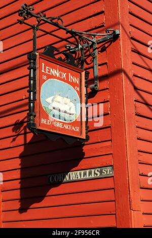 Schild für das Lennox Inn in Lunenburg, Nova Scotia, Kanada. Die Stadt ist ein UNESCO-Weltkulturerbe. Stockfoto