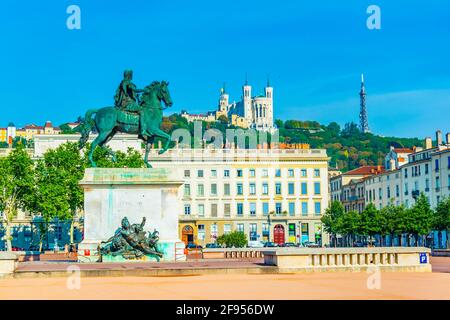 Basilika Notre-Dame de Fourviere hinter der Statue von Ludwig XIV. In Lyon, Frankreich Stockfoto