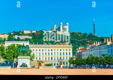 Basilika Notre-Dame de Fourviere hinter der Statue von Ludwig XIV. In Lyon, Frankreich Stockfoto