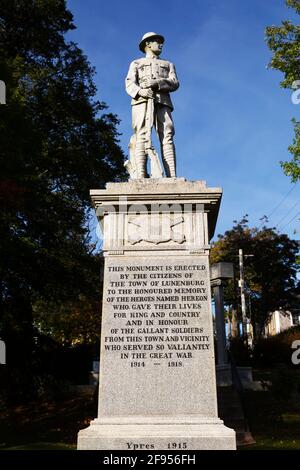 Kriegsdenkmal für die Gefallenen des Großen Krieges in Lunenburg, Nova Scotia, Kanada. Das Denkmal erinnert an die Bewohner, die im Krieg von 1914 starben Stockfoto