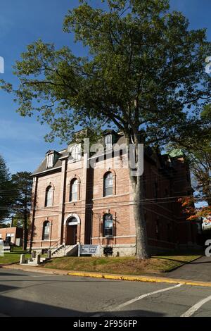 Das Rathaus in Lunenburg, Nova Scotia, Kanada. Neben dem Gemeindegebäude steht ein Baum. Stockfoto