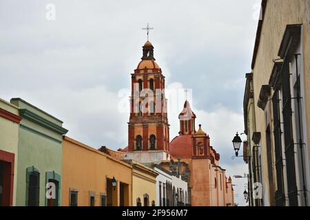 Glockenturm und Kuppel Panoramablick auf die spanische Kolonialparroquia de Santa Ana in Santiago de Querétaro, Mexiko. Stockfoto
