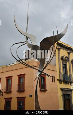 Stahlskulptur von Leonardo Nierman auf der Plaza de la Constitución im historischen Zentrum von Santiago de Querétaro in Mexiko. Stockfoto