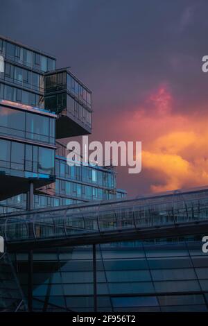 Futuristisches Büro der niedersächsischen Landesbank in Hannover bei Sonnenuntergang Stockfoto