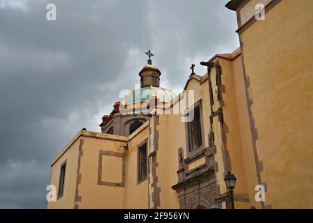 Außenansicht eines barocken Tempels in Santiago de Querétaro in Mexiko. Stockfoto