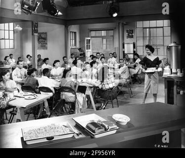 HARRY BELAFONTE OLGA JAMES BROCK PETERS UND DOROTHY DANDRIDGE ON Aufgesetzt während der Dreharbeiten von CARMEN JONES 1954 Regisseur OTTO PREMINGER Zeitgenössische Fassung der Bizet-Oper Otto Preminger Films / 20th Century Fox Stockfoto