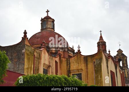 Kuppel und Außenansicht eines barocken Tempels in Santiago de Querétaro, Mexiko. Stockfoto