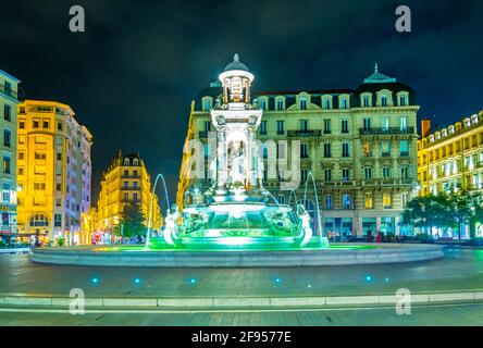 Nachtansicht eines schönen Marmorbrunnens auf dem Place des Jacobins in Lyon, Frankreich Stockfoto