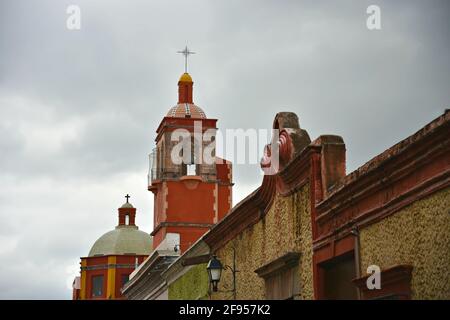 Barocker Glockenturm und Kuppelblick im historischen Zentrum von Santiago de Querétaro in Mexiko. Stockfoto