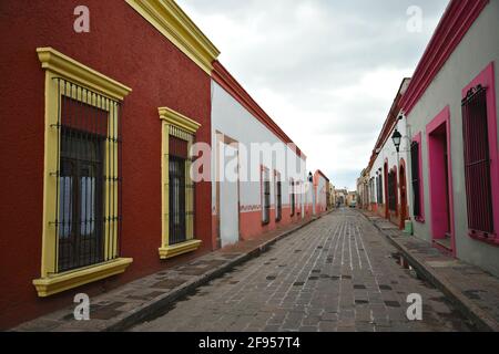 Kolonialgebäude mit bunten Stuckwänden in den kopfsteingepflasterten Straßen von Santiago de Querétaro in Mexiko. Stockfoto