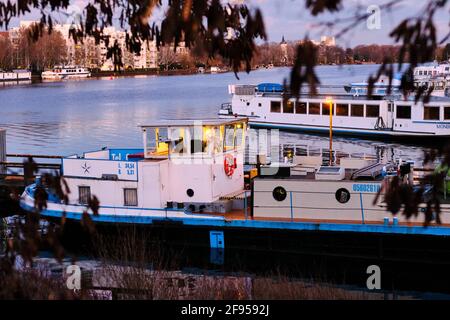 Berlin, Deutschland. März 2021. Am Abend liegen Schiffe im Hafen des Treptower Parks, im Hintergrund sieht man die Insel Stralau mit ihren neuen Gebäuden am Ufer. Quelle: Stefan Jaitner/dpa/Alamy Live News Stockfoto