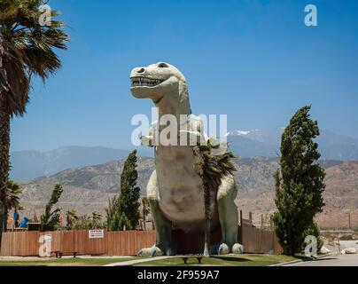 Cabazon, CA, USA: 18. Juni 2010: Ein 65 Meter hoher Tyrannosaurus rex, bekannt als Mr. Rex, ist Teil einer Attraktion am Straßenrand, die in der Nähe der Autobahn steht Stockfoto