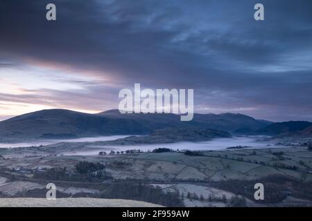 Am frühen Morgen schoss ich nach Helvellyn im englischen See Bezirk mit frühen Morgennebel Stockfoto