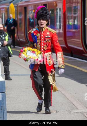Am Tag der Generalprobe der Beerdigung von Prinz Philip kommt ein königlicher Unterstützer am Bahnhof Windsor an. Stockfoto