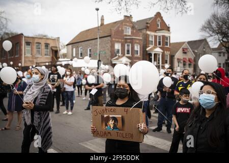 USA. April 2021. Bewohner und Aktivisten nehmen an einer Mahnwache für Adam Toledo, 13, Teil, der am 5. April 2021 von der Polizei in Little Village angeschossen und getötet wurde. (Foto von E. Jason Wambsgans/Chicago Tribune/TNS/Sipa USA) Quelle: SIPA USA/Alamy Live News Stockfoto