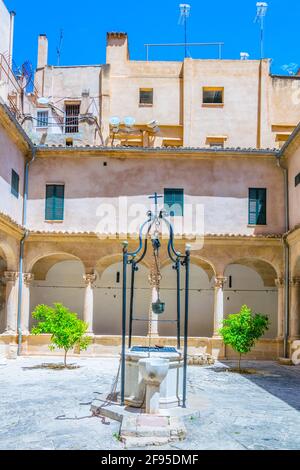 Ein kleiner Innenhof im Inneren der Kathedrale von Palma de Mallorca, Spanien Stockfoto