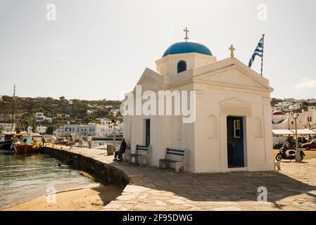 Agios Nikolaos Kirche zu Ehren des Heiligen Nikolaus, des Beschützers der Seeleute und Fischer, auf der griechischen Insel Mykonos. Stockfoto