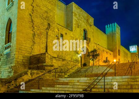 Nachtansicht des königlichen Almudaina-Palastes in Palma de Mallorca, Spanien Stockfoto