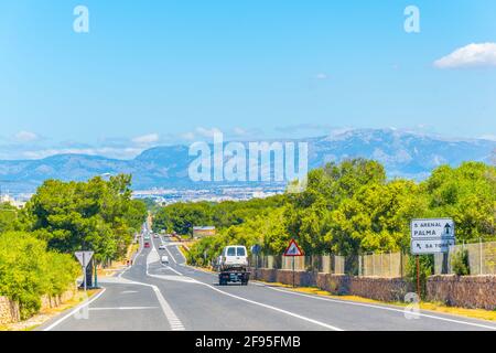 Eine Landstraße, die sich durch Mallorca, Spanien, schlängelt Stockfoto