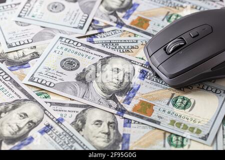 Drahtlose mobile Maus auf 100-Dollar-Hintergrund für Designzwecke Stockfoto
