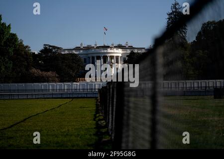 Washington, DC, USA. April 2021. Das Weiße Haus steht in Washington, DC, USA, am Freitag, den 16. April, 2021. Kredit: Stefani Reynolds/Pool via CNP, weltweite Nutzung Kredit: dpa/Alamy Live News Stockfoto