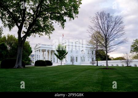 Washington, DC, USA. April 2021. Das Weiße Haus steht in Washington, DC, USA, am Freitag, den 16. April, 2021. Kredit: Stefani Reynolds/Pool via CNP, weltweite Nutzung Kredit: dpa/Alamy Live News Stockfoto
