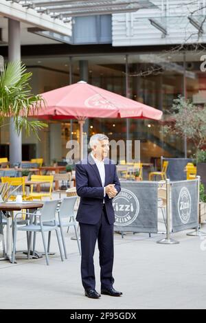 London, Großbritannien - 13. April 2021: Der Bürgermeister von London, Sadiq Khan, posiert vor einem Restaurant während der Wahlkampagne vor den Wahlen am 6. Mai 2021 für Fotos. Stockfoto