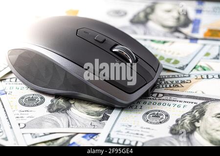 Drahtlose mobile Maus auf 100-Dollar-Hintergrund für Designzwecke Stockfoto